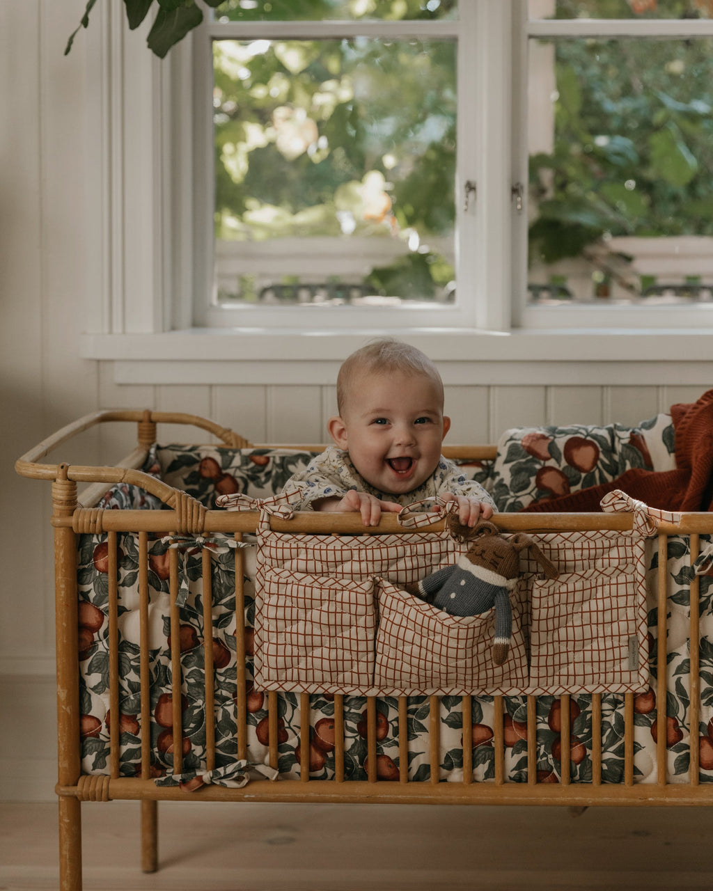 Satinquiltad spjälsängskant