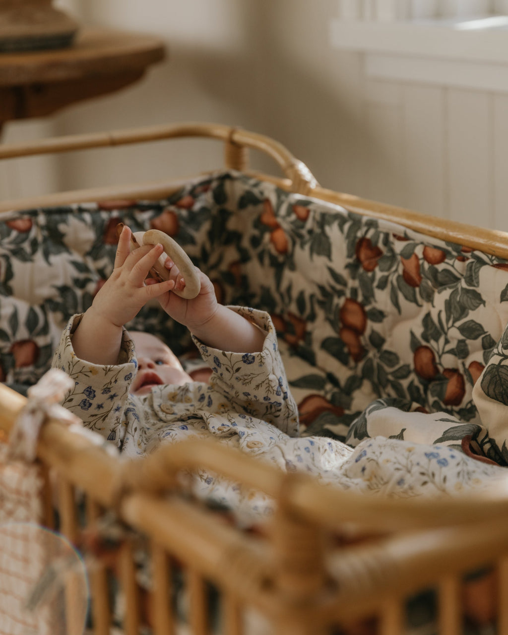 Satinquiltad spjälsängskant