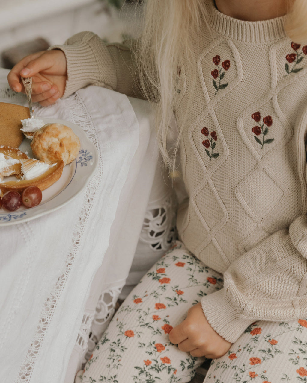 Broderad stickad tröja