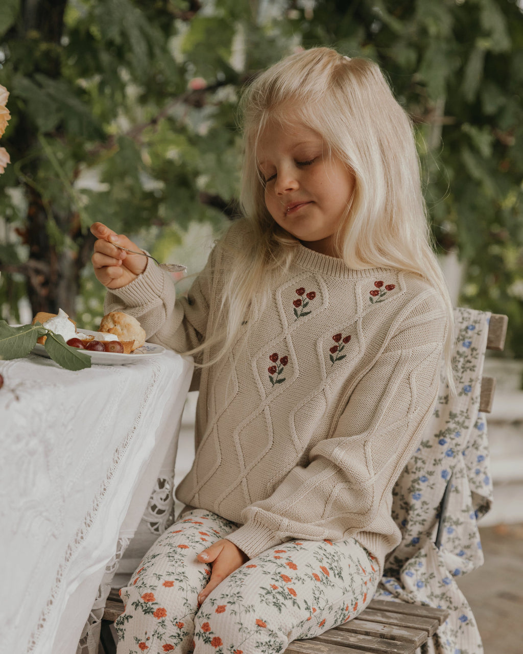 Broderad stickad tröja