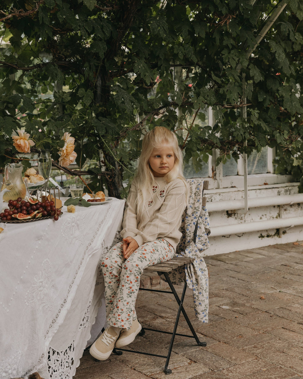 Broderad stickad tröja