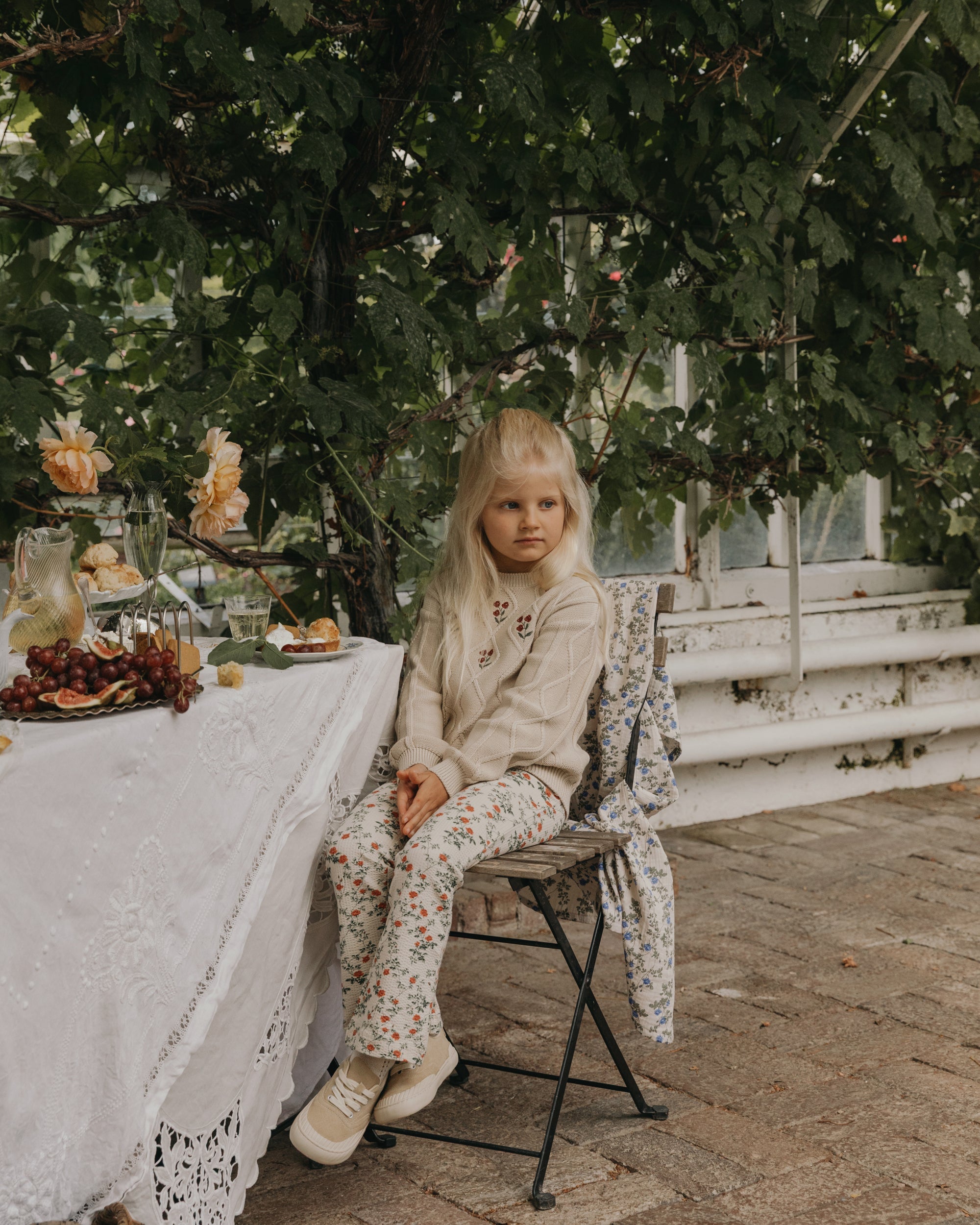 Broderad stickad tröja