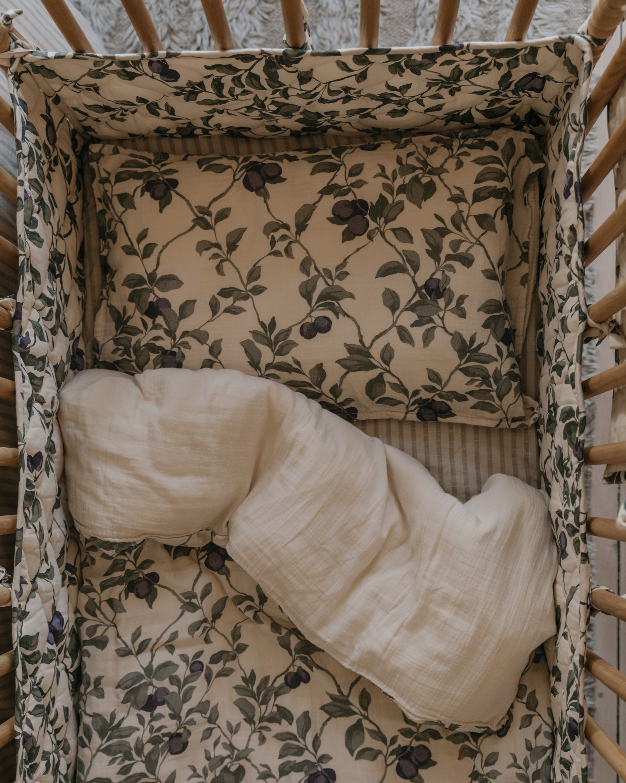 Satinquiltad spjälsängskant