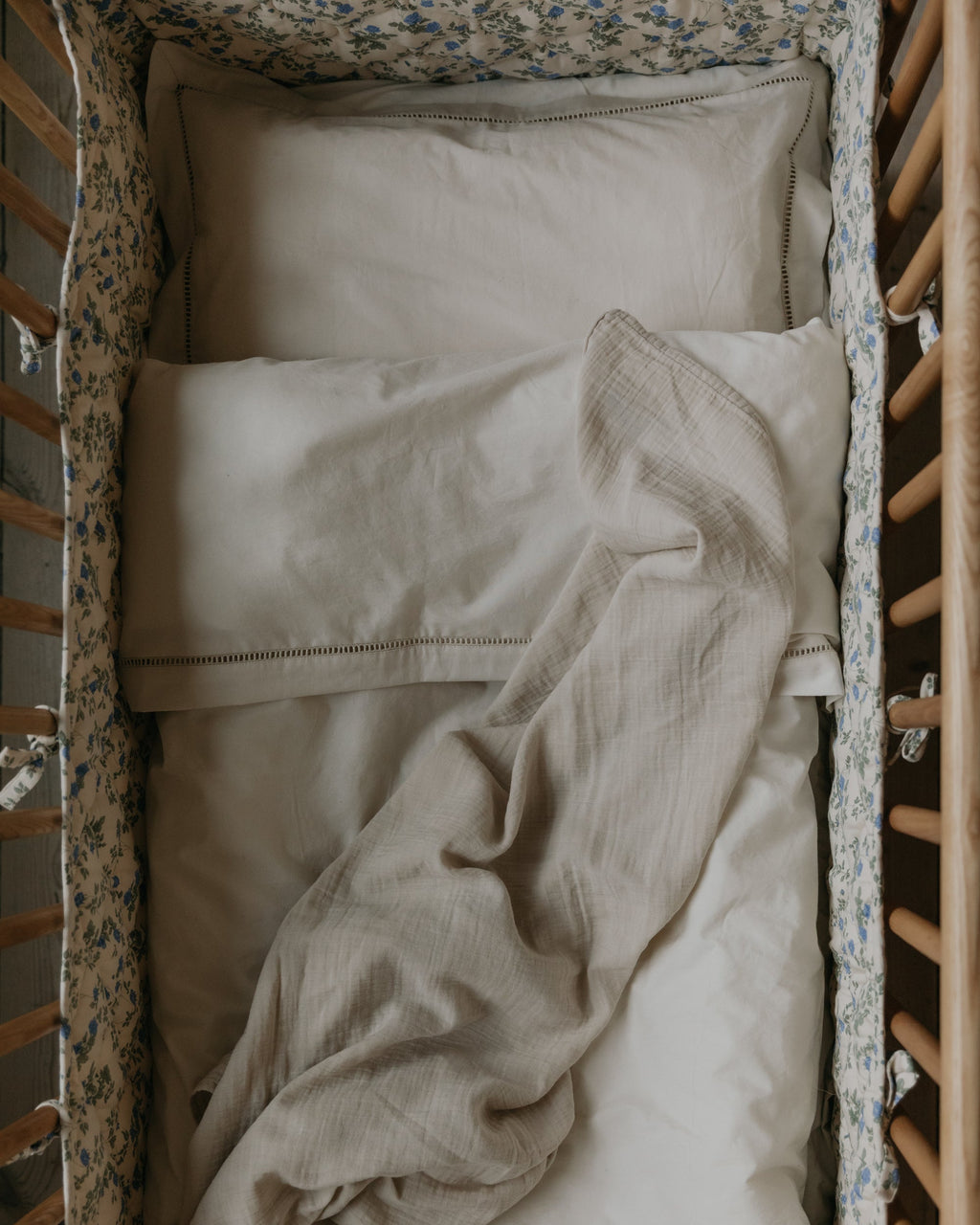 Satinquiltad spjälsängskant