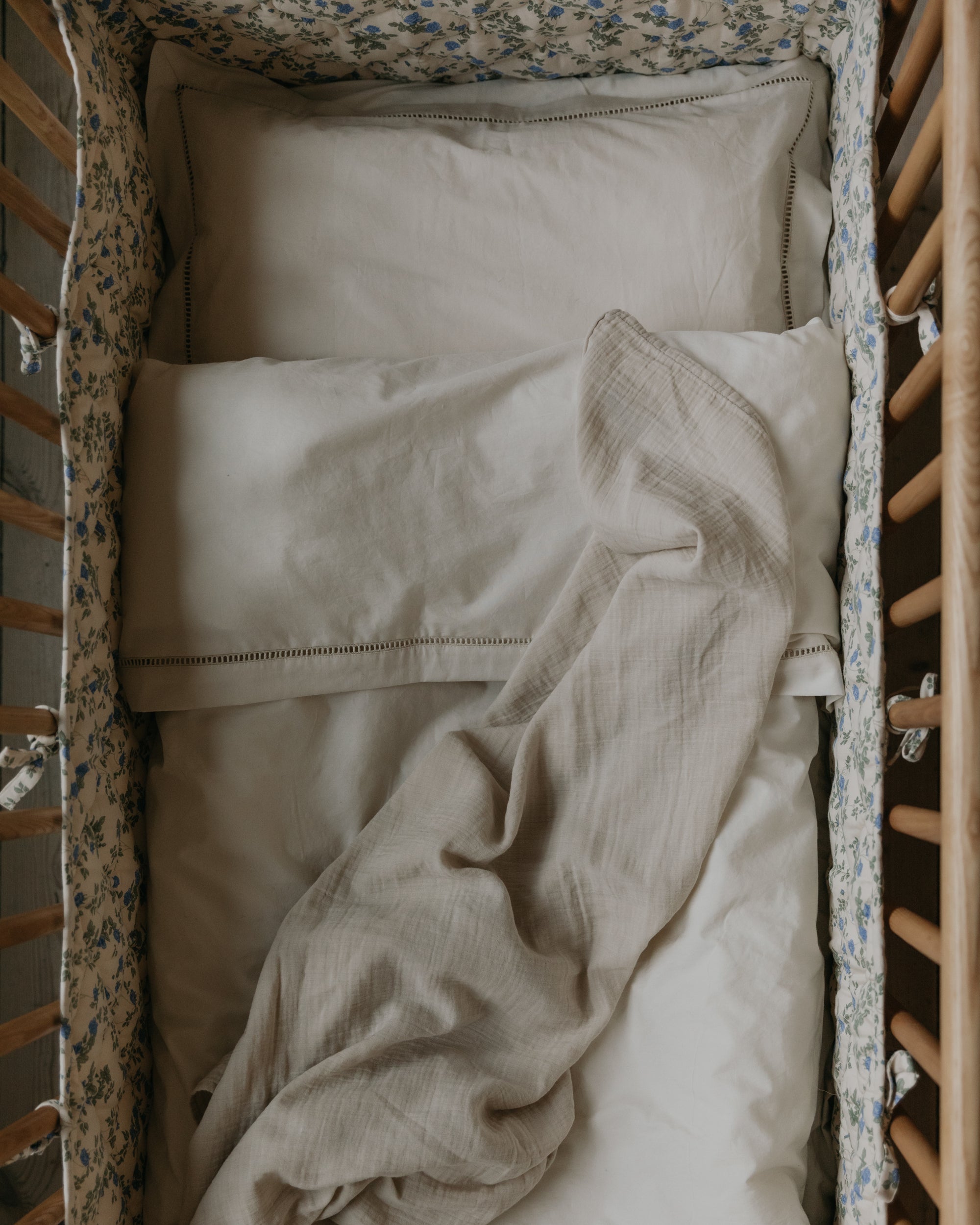 Satinquiltad spjälsängskant