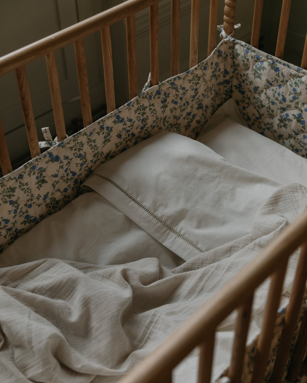 Satinquiltad spjälsängskant