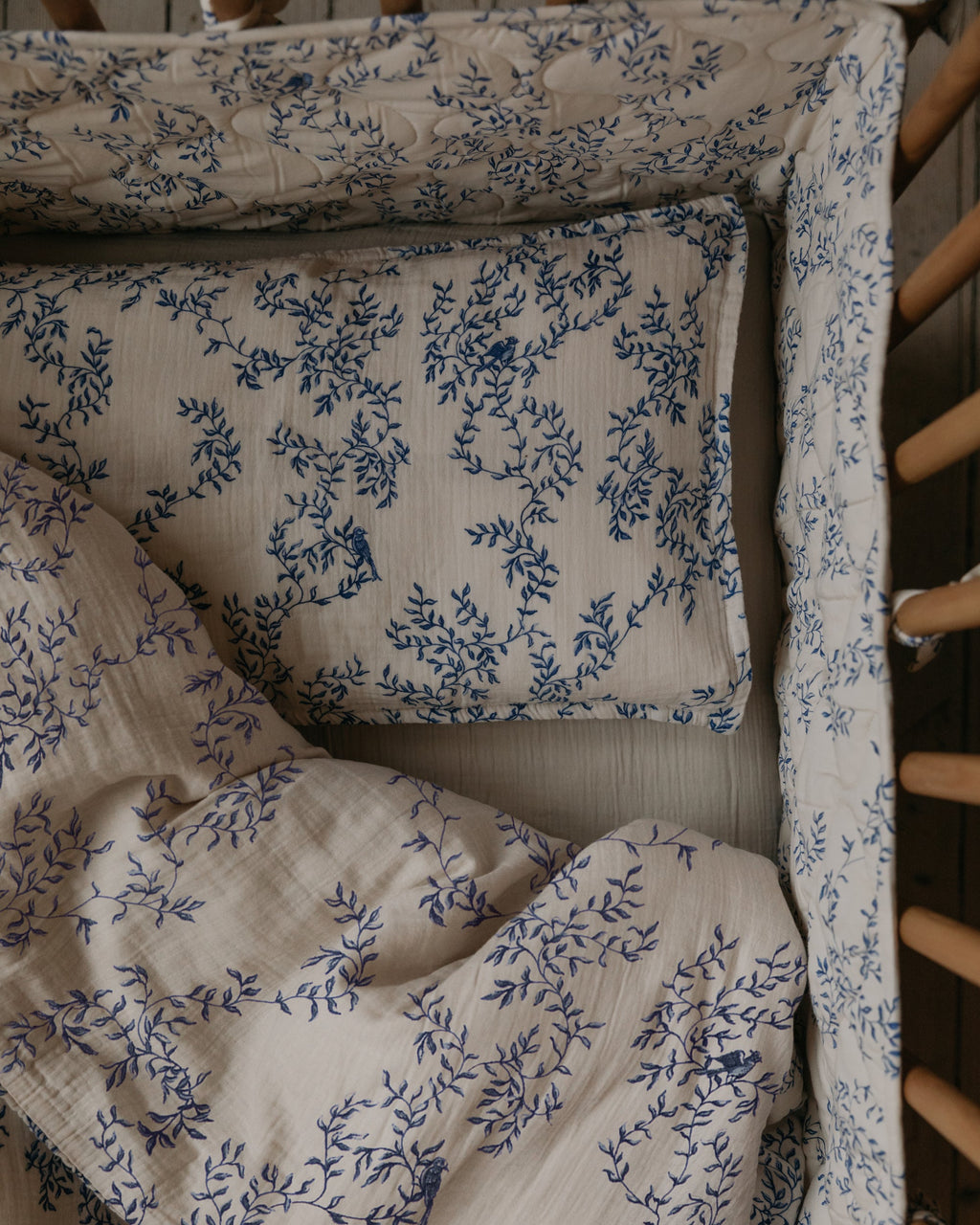 Satinquiltad spjälsängskant