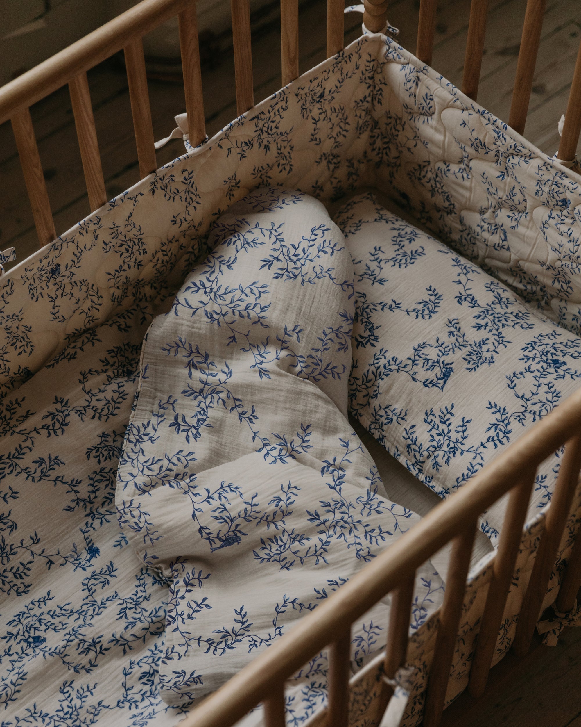 Satinquiltad spjälsängskant