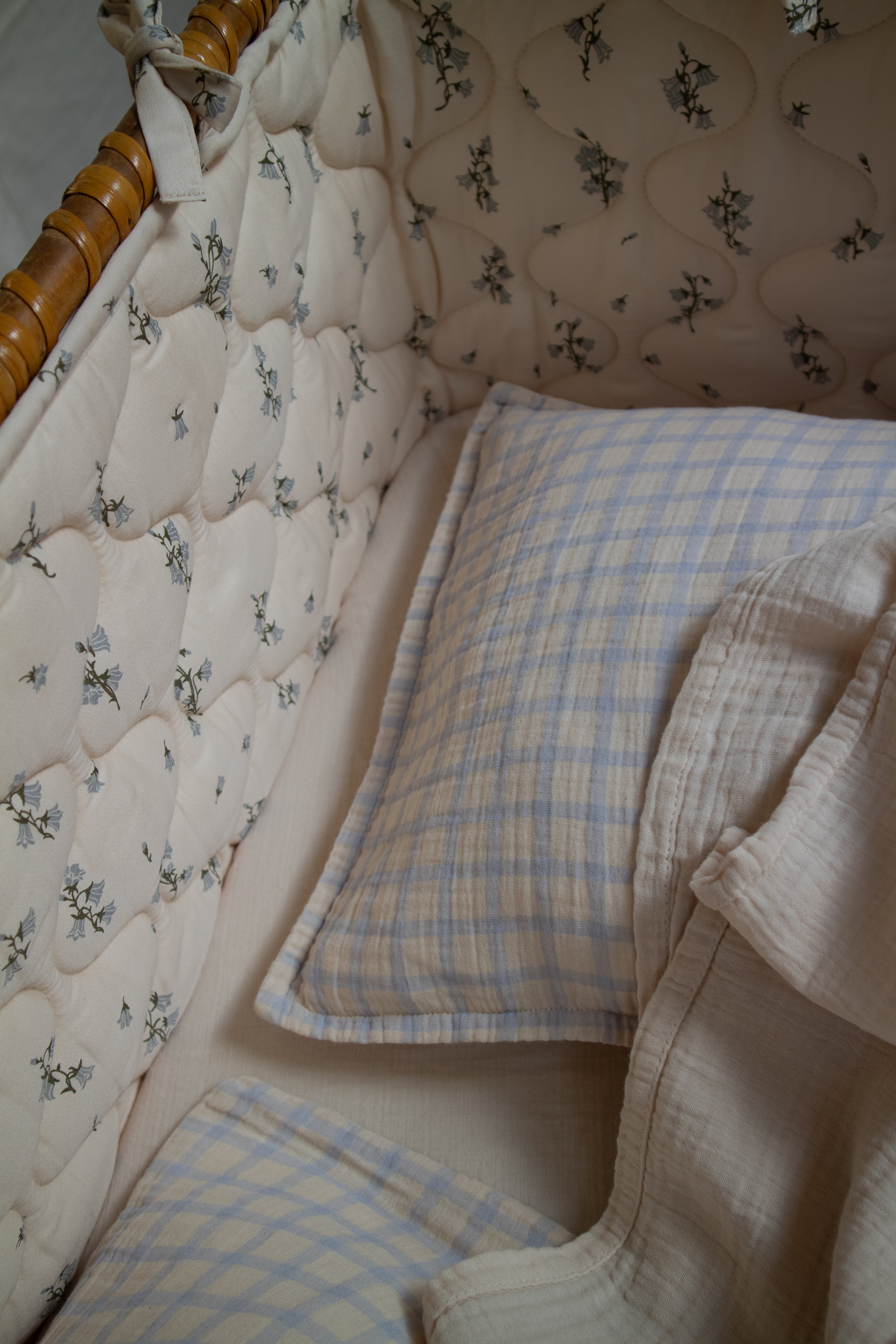 Satinquiltad spjälsängskant