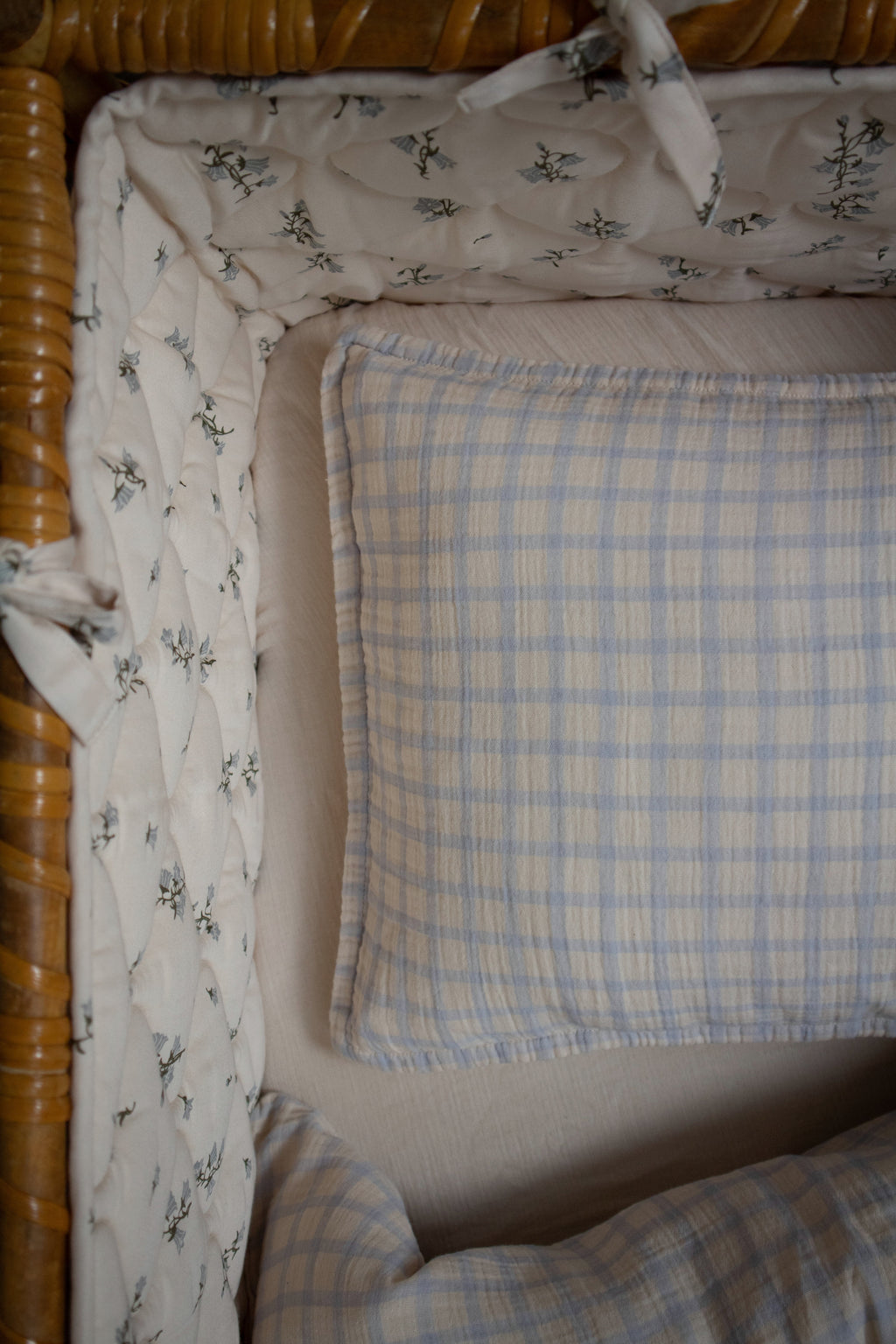 Satinquiltad spjälsängskant