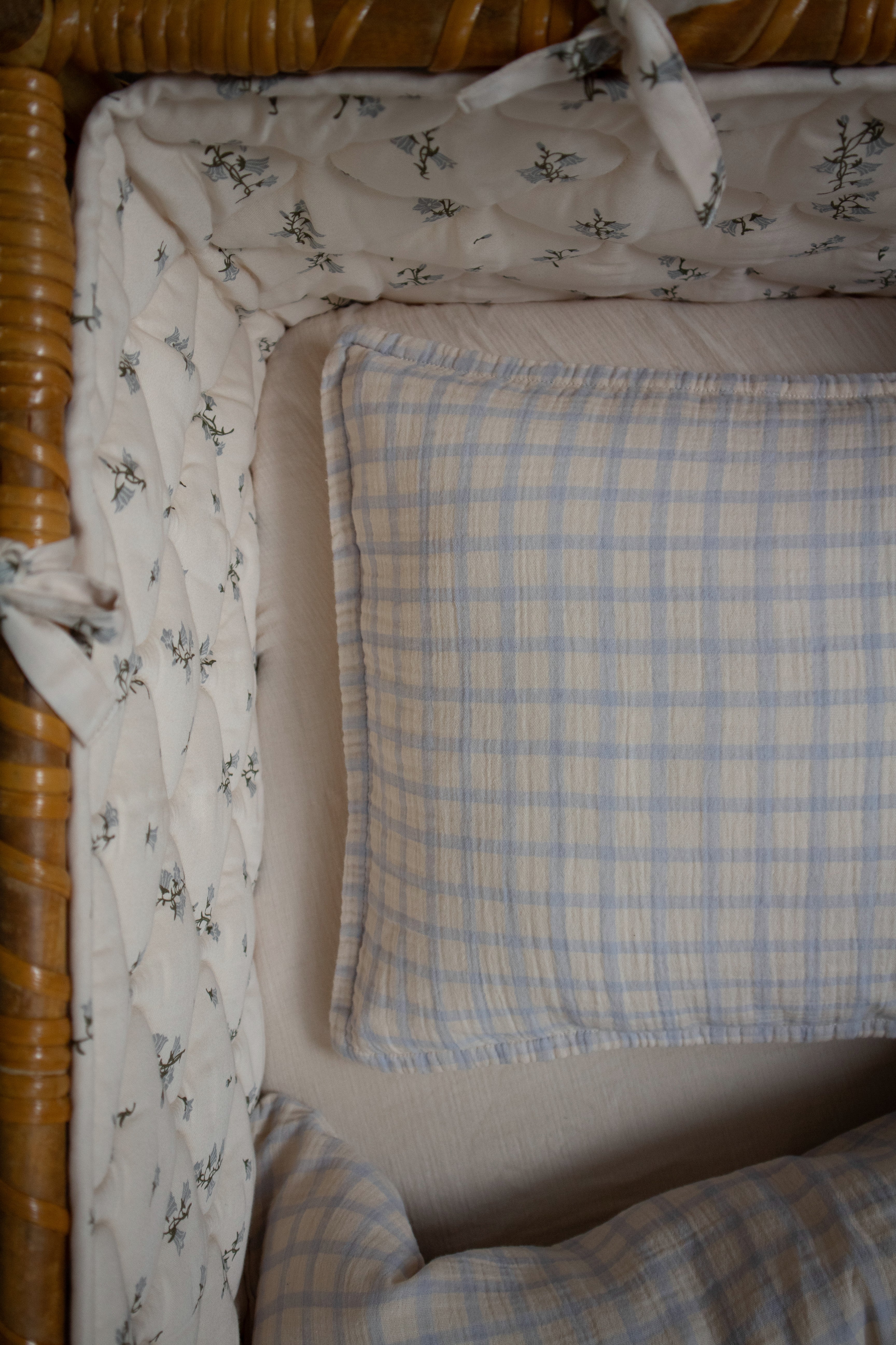 Satinquiltad spjälsängskant